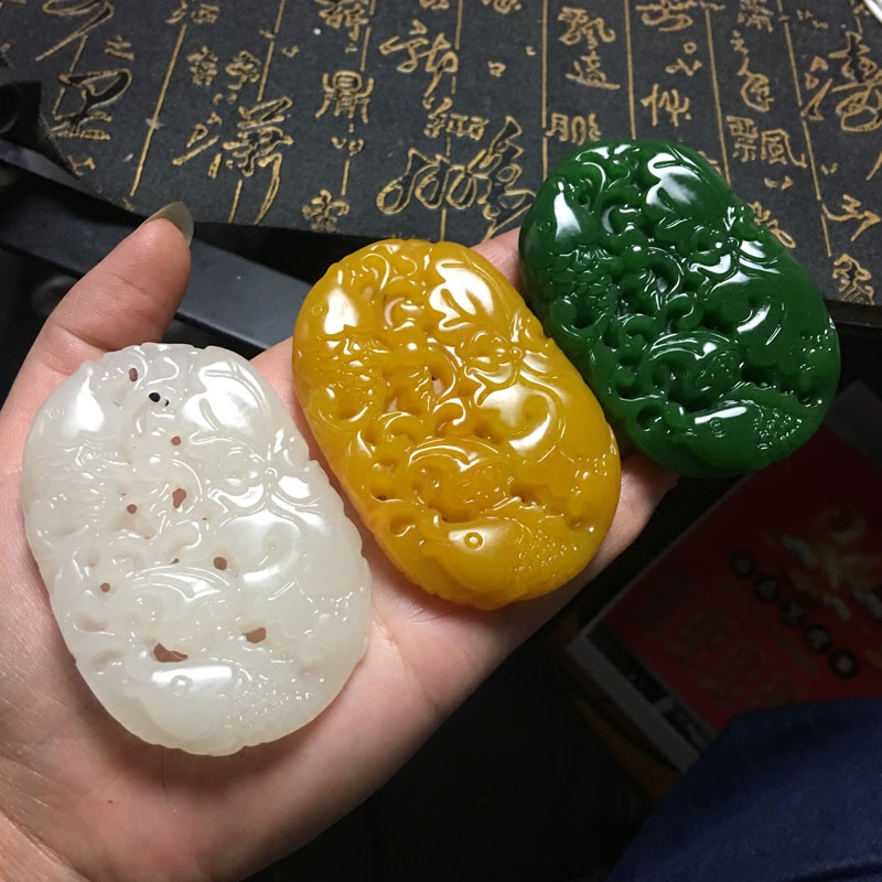 碧玉连年有余男女款镂空精雕吊坠