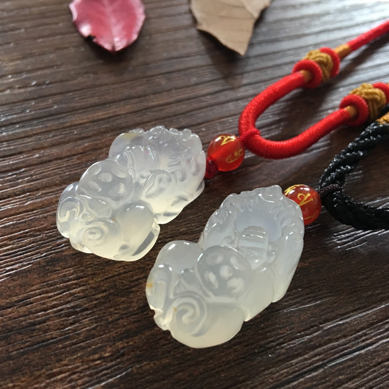 天然玛瑙招财玉髓貔貅红绳吊坠