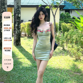 e7q8美式辣妹绿色花朵，刺绣吊带连衣裙女夏季多巴胺收腰显瘦a字裙