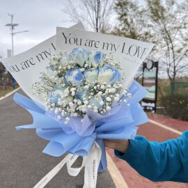 成品碎冰蓝玫瑰花束黑骑士送男友，情人节礼物，仿真香皂花永生干花束