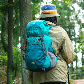 户外徒步登山包女轻便大容量皮肤，包超轻可折叠双肩，包35升旅行背包