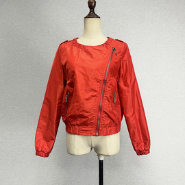 品牌折扣红色长袖短风衣女2024欧美风斜拉链，防风速干黑色短外套