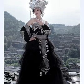 苗家姑娘湘西凤凰古城旅拍服装苗疆女子，少数民族风情黑红婚纱