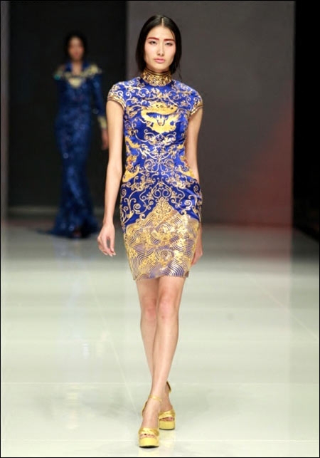 五龙戏嬉宝蓝重磅真丝纯手工盘金绣花旗袍定制做宴会结婚礼服