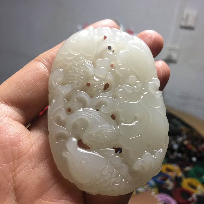 连年有余羊脂级白玉镂空精雕吊坠