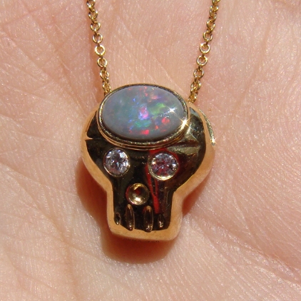 春困家珠宝石18k黄金天然澳洲黑欧泊骷髅钻s吊坠红橙绿青蓝紫变彩