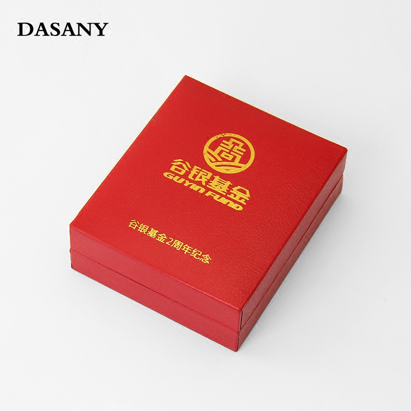红色烫金礼盒胸针徽章设计定制图片