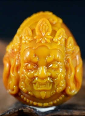 黄财神鸡油黄辰石玉雕战国红雕刻