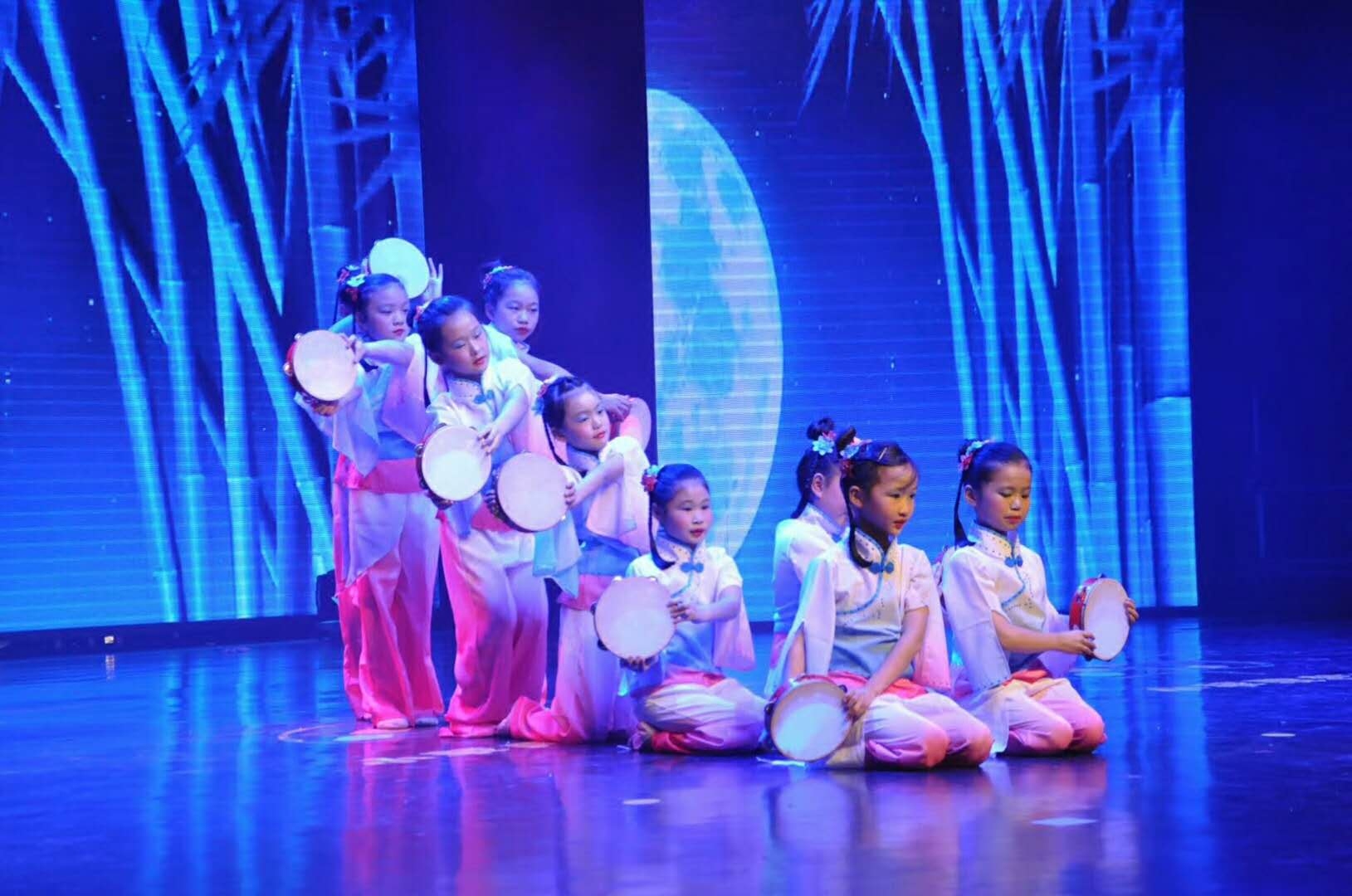 儿童表演服小荷风采第九届月愿舞蹈演出服秧歌淡雅手绢胶州舞少儿