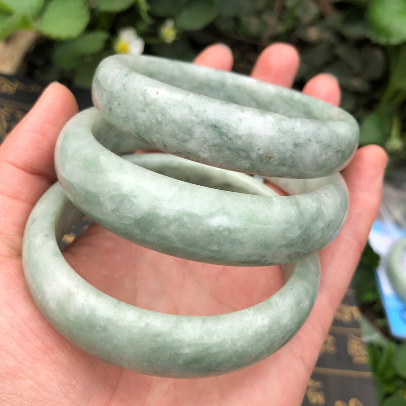 天然浅绿飘花玉手镯送妈妈