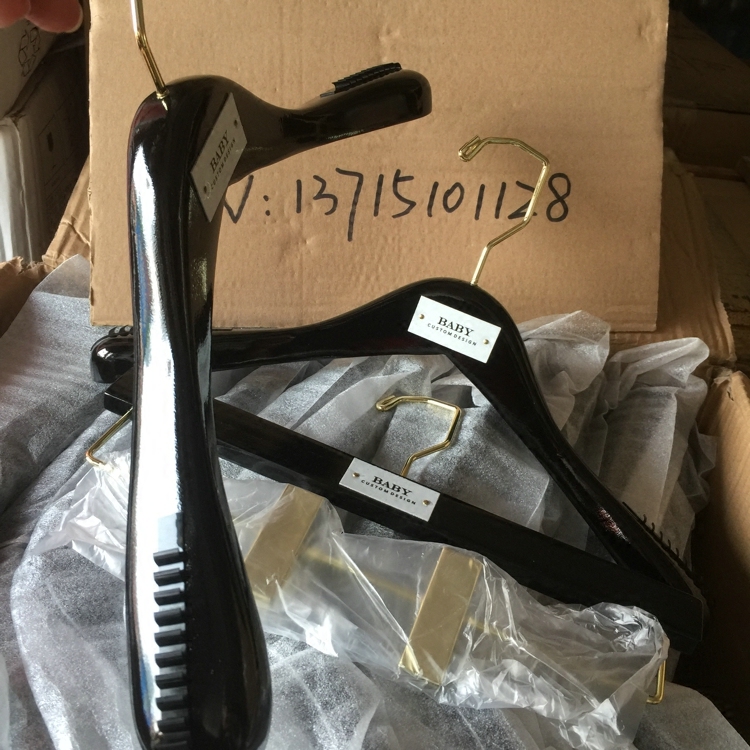 订制黑色实木衣架防滑铁牌