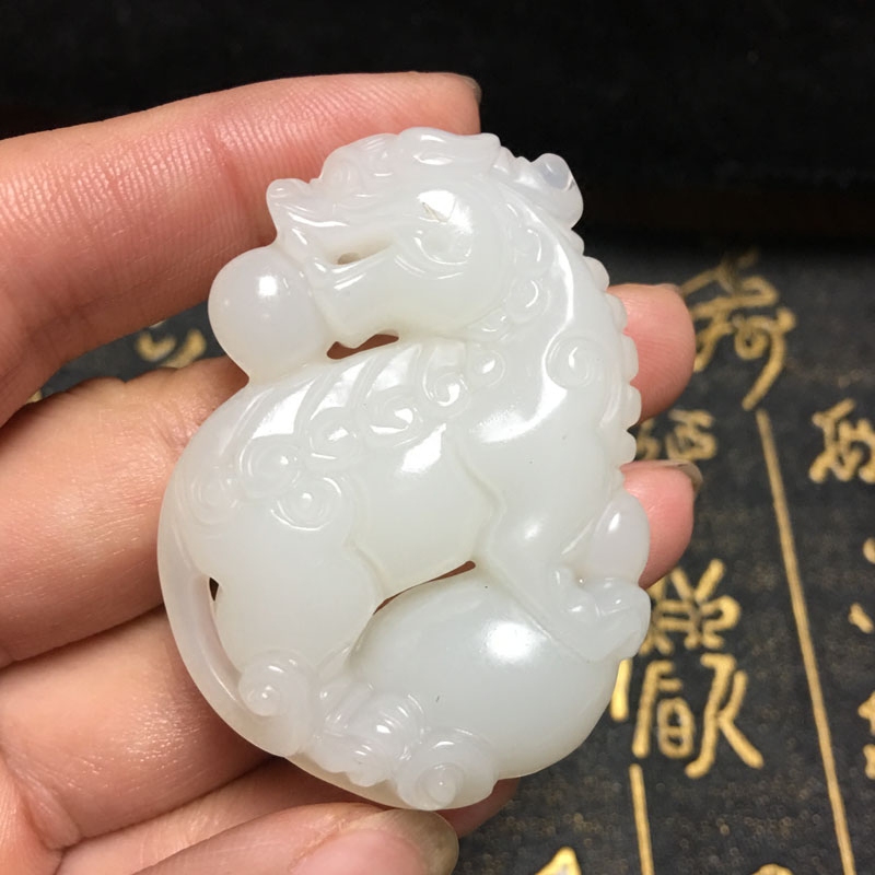 新疆立体白玉貔貅吊坠送证书