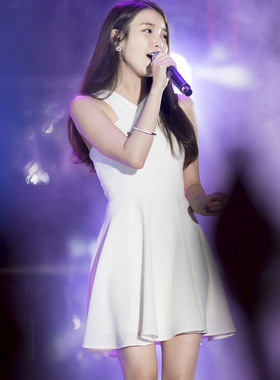 2025夏IU李智恩同款 白色收腰显瘦甜美气质挂脖连衣裙小个子hr