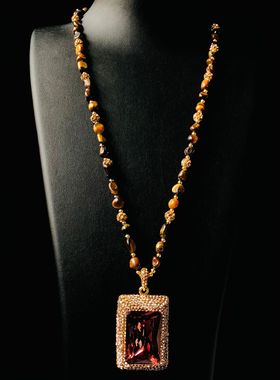 光感变色苏丹石吊坠项链咖色虎眼石链条女复古时尚级感，毛衣链女