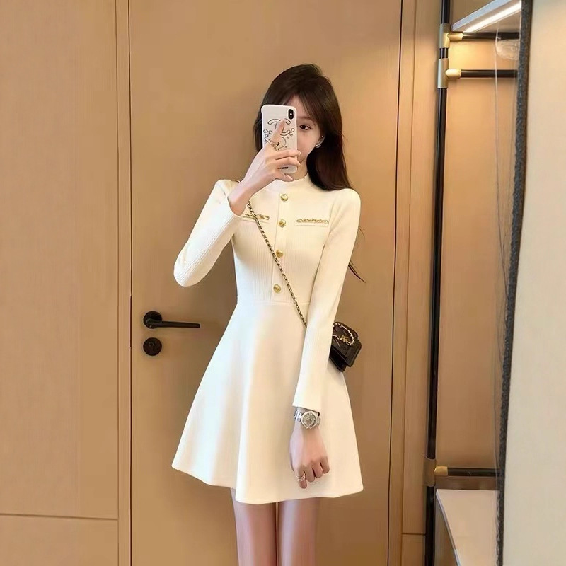 秋季法式杏色赫本风连衣裙女2025新款今年流行爆款级感修身短裙