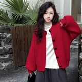 红色扣子开衫毛衣+深灰毛呢阔腿裤