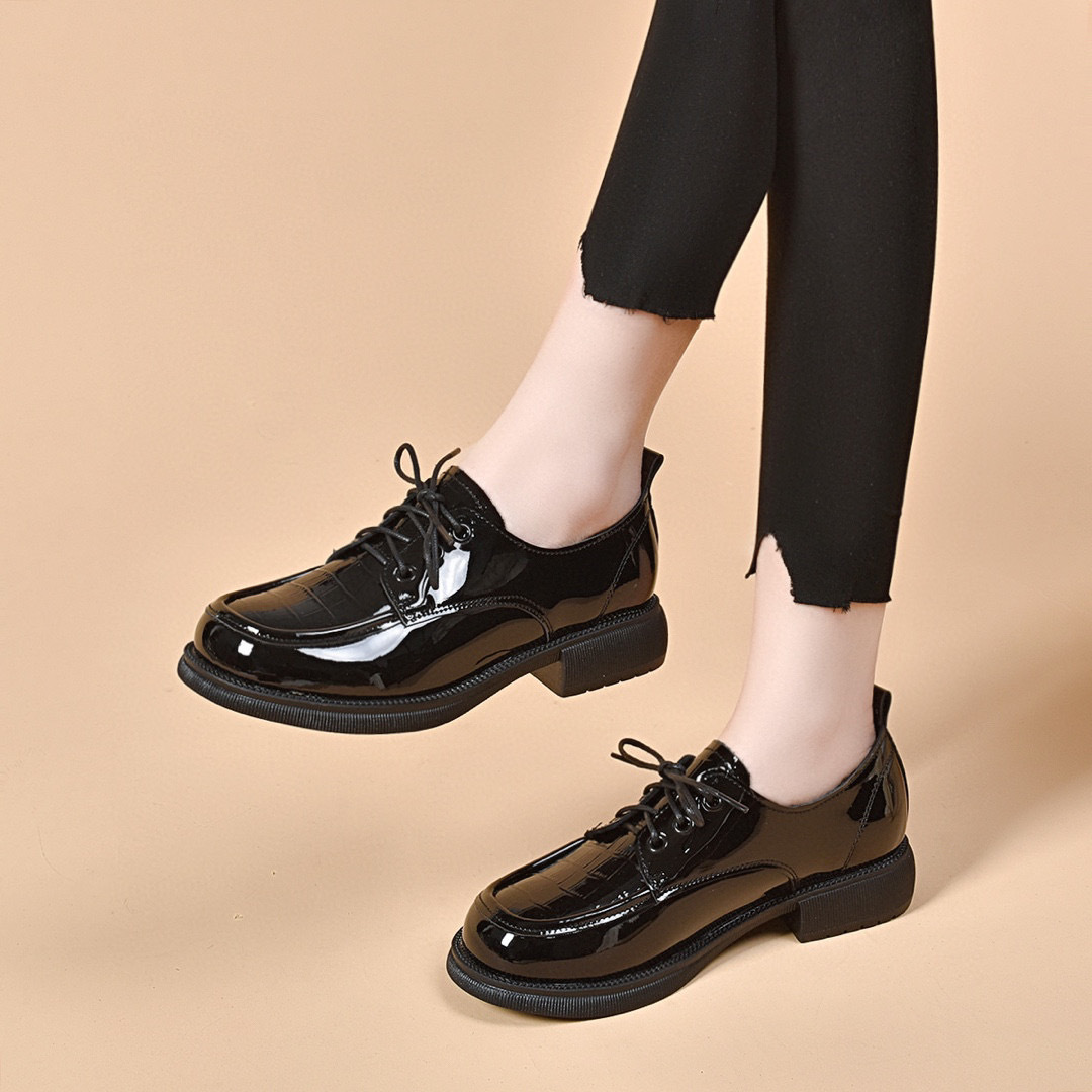 40多岁50几岁乐福鞋女英伦风压花牛漆皮系带平底鞋女鞋学院风皮鞋