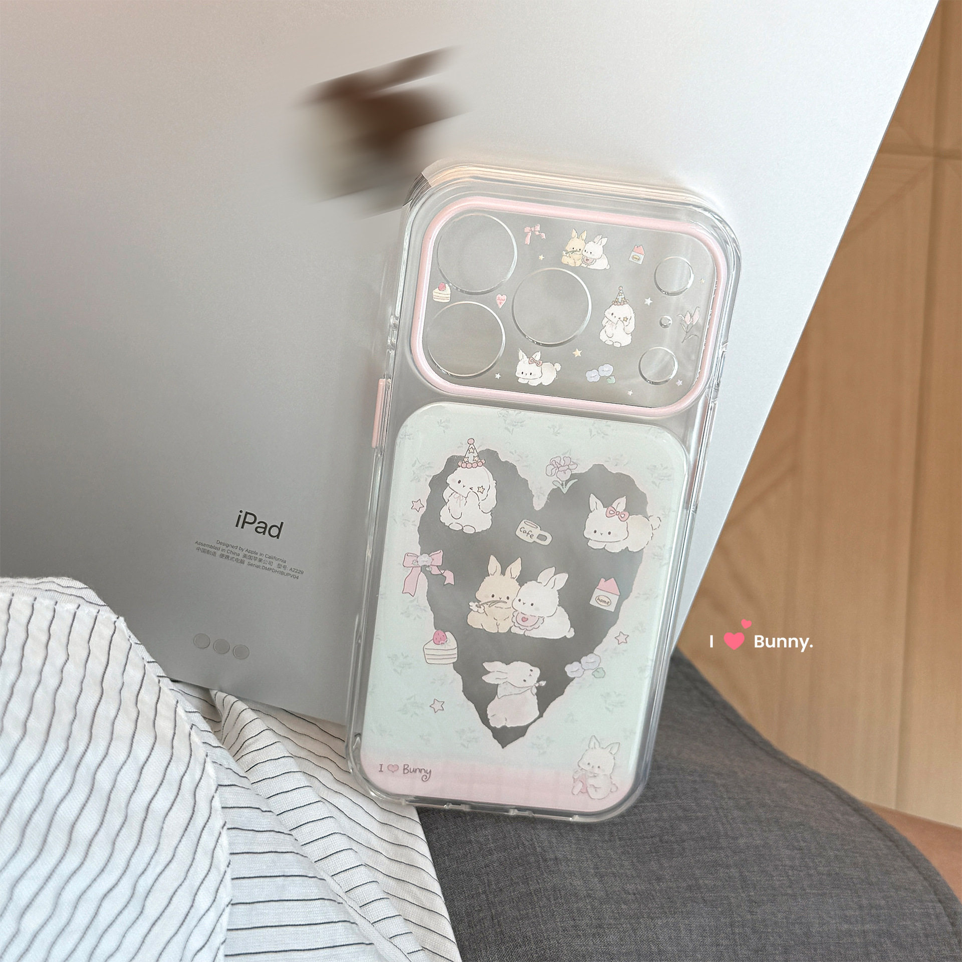 滴胶镂空爱心iPhone17透明卡通