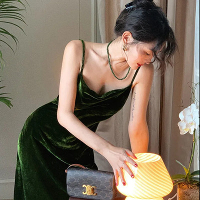 法式收腰端吊带连衣裙女秋季新款复古中长款裙子丝绒百搭打底裙