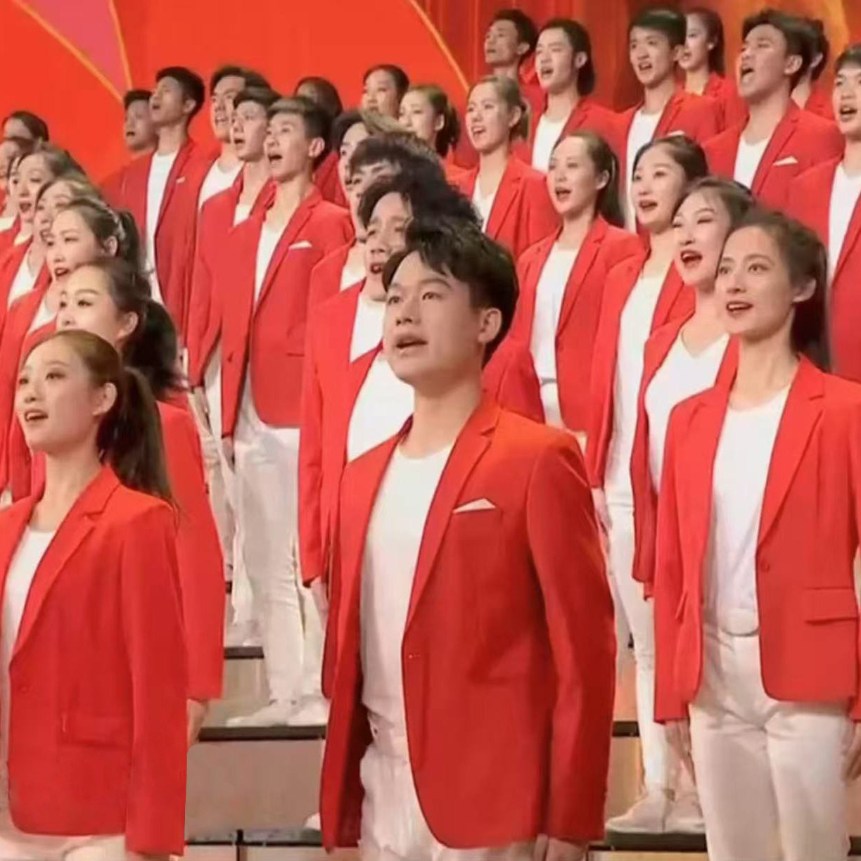 大合唱团体表演红色演出西服白裤套装男女款舞台主持歌手西装礼服