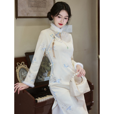 白色刺绣旗袍新中式订婚领证登记小礼服2025新款秋季日常可穿素雅