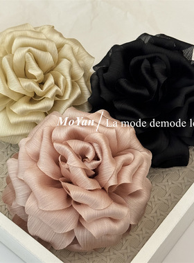 新款立体山茶花抓夹女高级感花朵发夹复古气质后脑勺盘发鲨鱼夹子