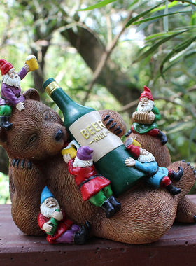 跨境新款树脂醉酒棕熊和小矮人摆件创意庭院花园饰品雕像景观