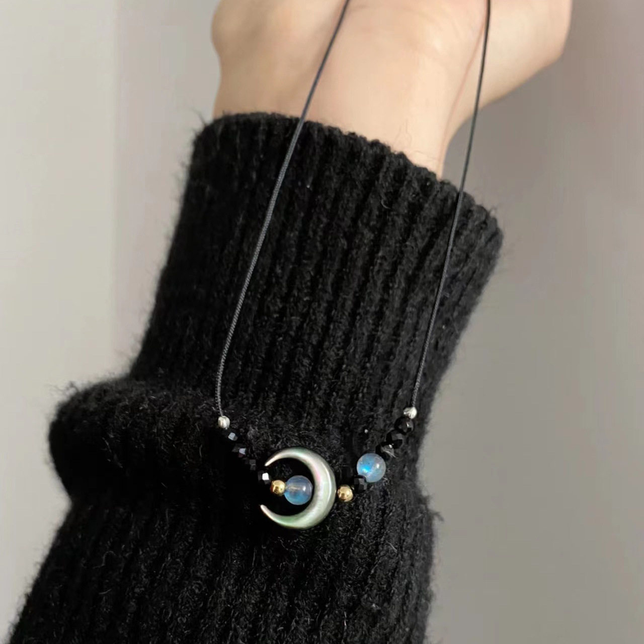 黑蝶贝月亮项链女极细月光石锁骨链简约仙气贝母月牙编织绳饰品