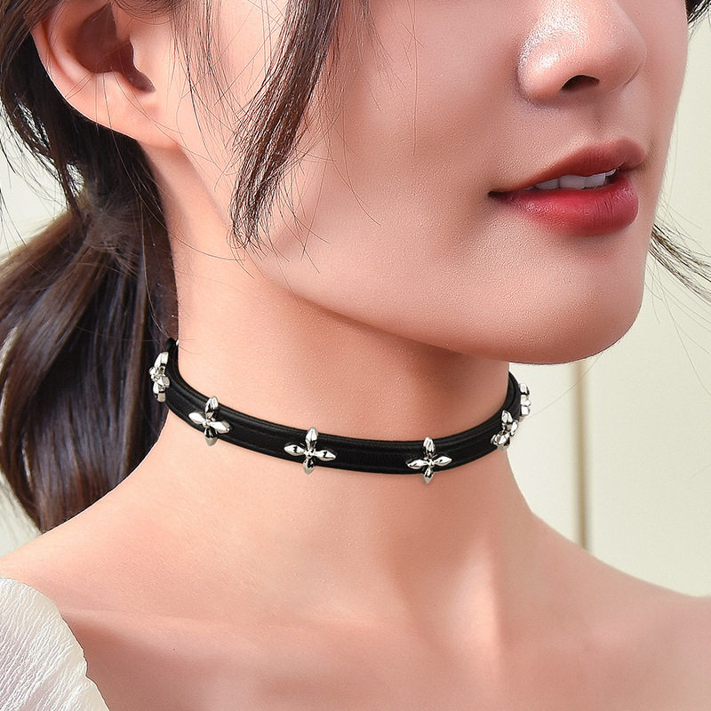 暗黑十字花架choker项圈女小众高级感于文文明显同款项链皮质颈链属于什么档次？