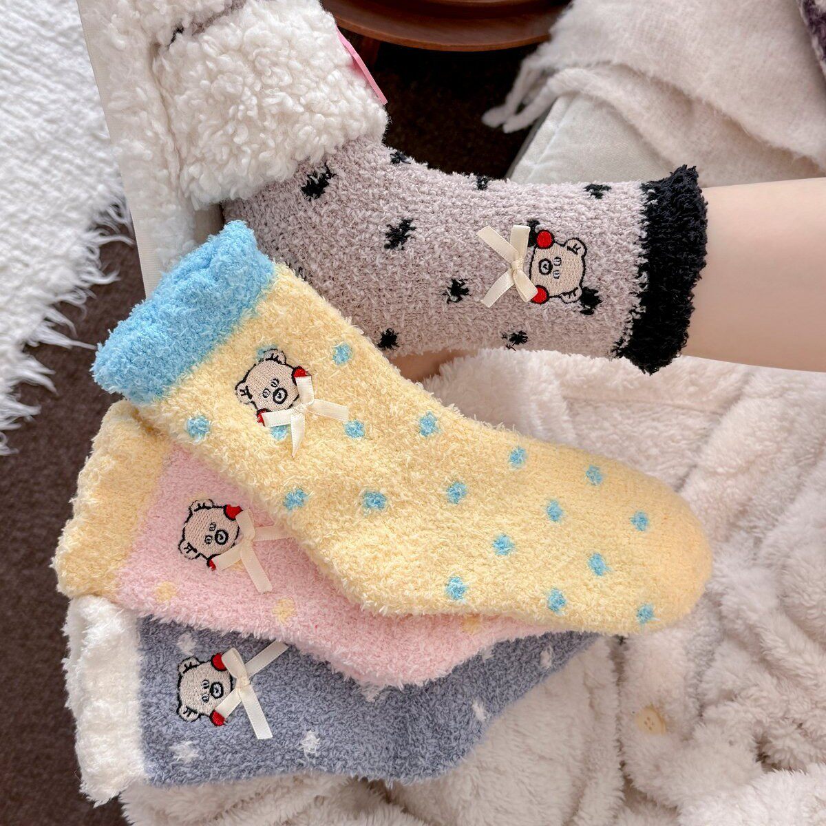 秋冬中筒袜女可爱小熊珊瑚袜子女加厚加绒保暖卡通居家睡眠地板袜