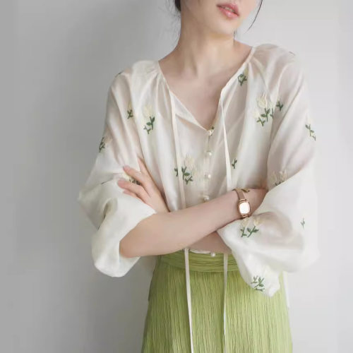 杏色小花绿叶刺绣系带灯笼袖复古天丝款式衬衫25年春夏上衣