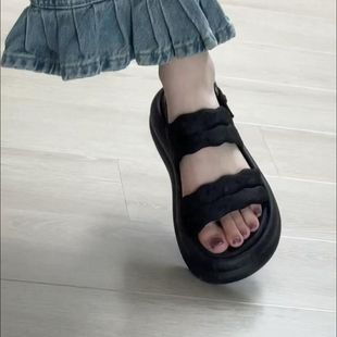 女夏 凉鞋 女外穿2025年新款 夏季 一字扣松糕厚底防滑黑色沙滩凉鞋