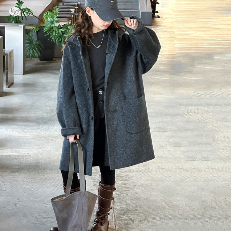 女童连帽贴标呢子大衣秋冬装2025新款中大童纯色长款盘扣毛呢外套，童装外套，祺儿童装