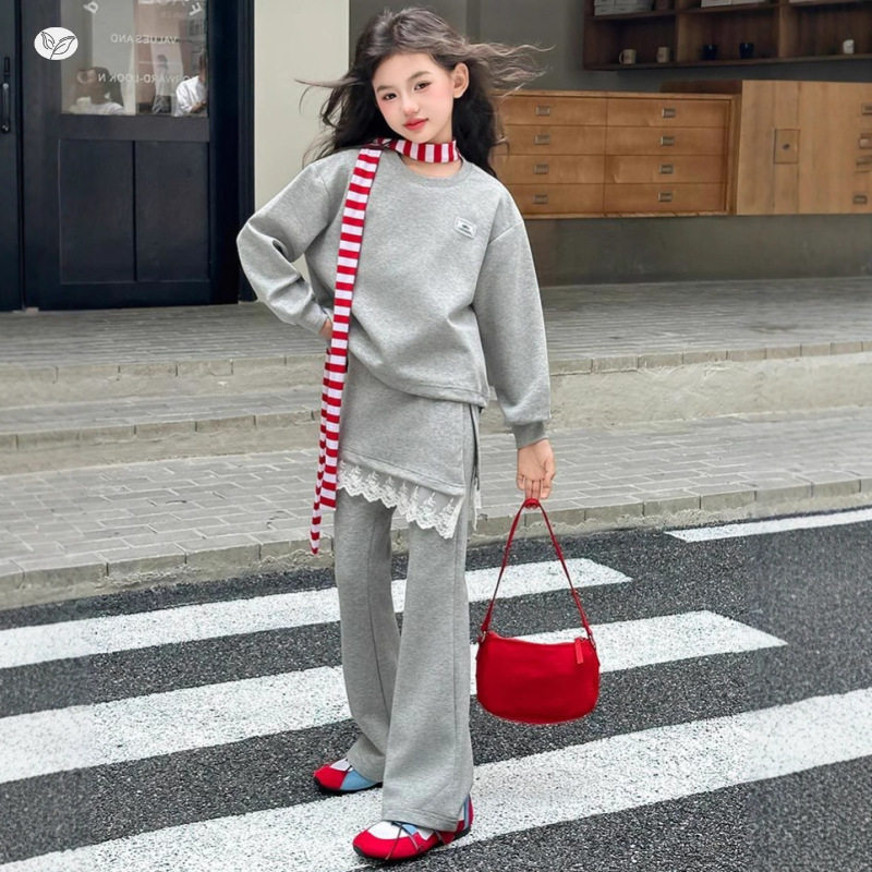 女童圆领卫衣微喇裤套装2025秋装款贴标蕾丝花边屁帘喇叭裤两件套，童装休闲套装，祺儿童装