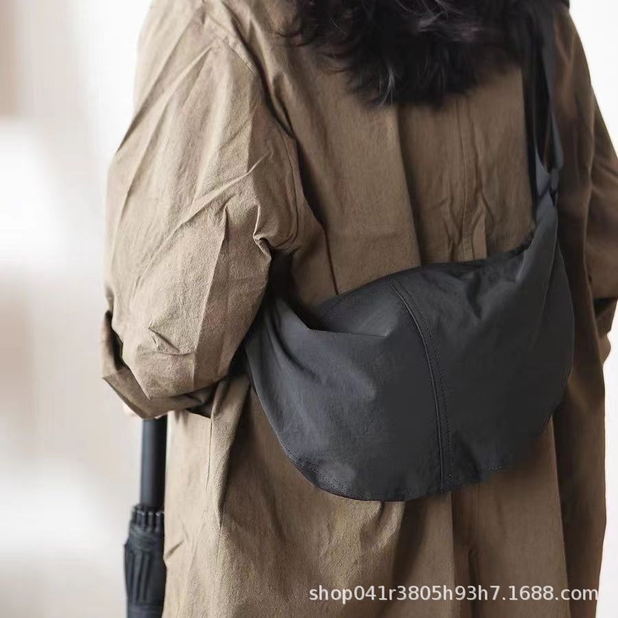 新款饺子包尼龙布包女式休闲女包宽肩带单肩斜挎包简约轻便月亮包