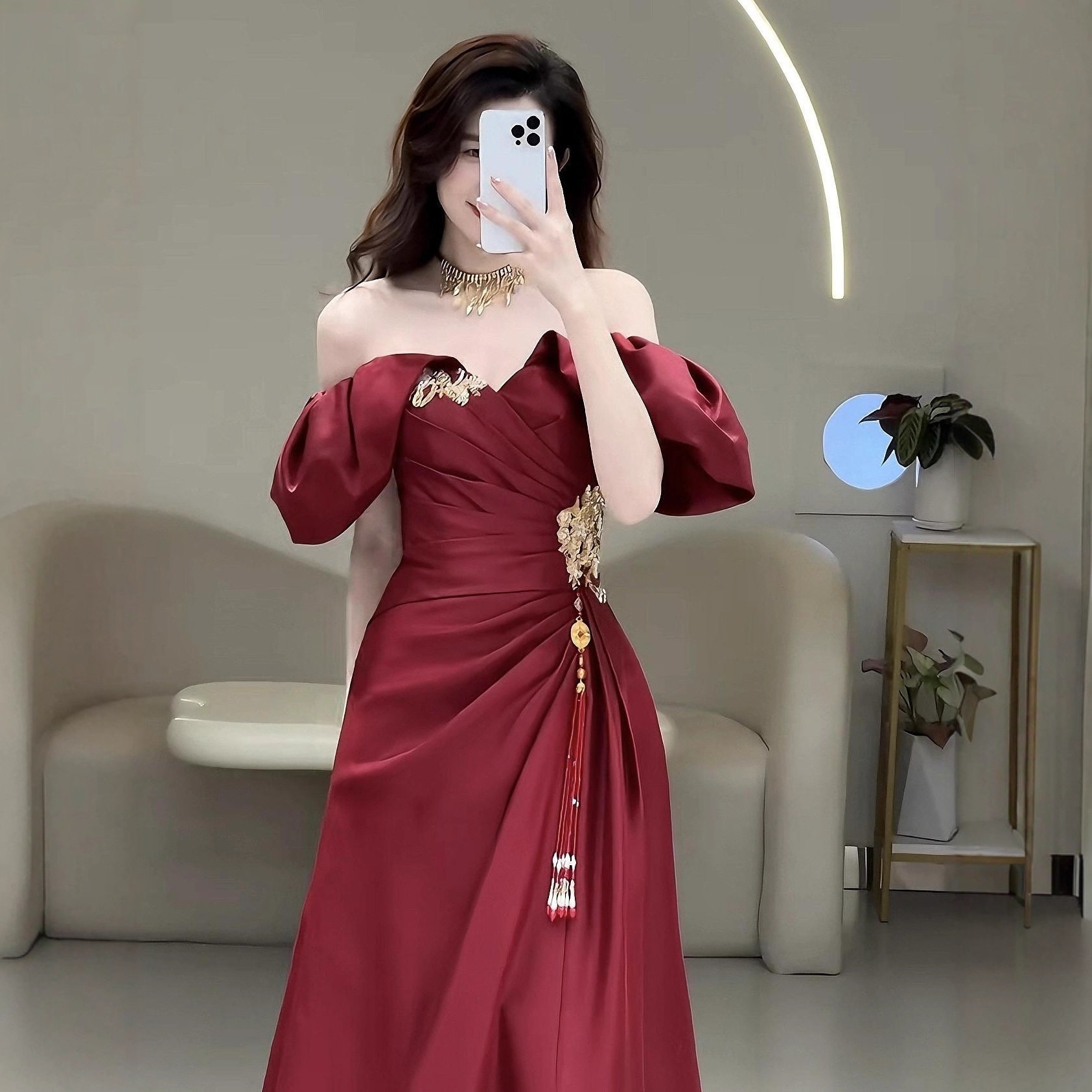 一字肩敬酒服新娘晨袍新款级感轻奢小众订婚晚宴主持人礼服裙女