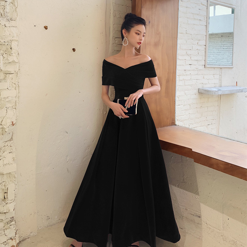 Long evening dress, fitted, open shoulders, slim fit Long evening dress, fitted, open shoulders, slim fit