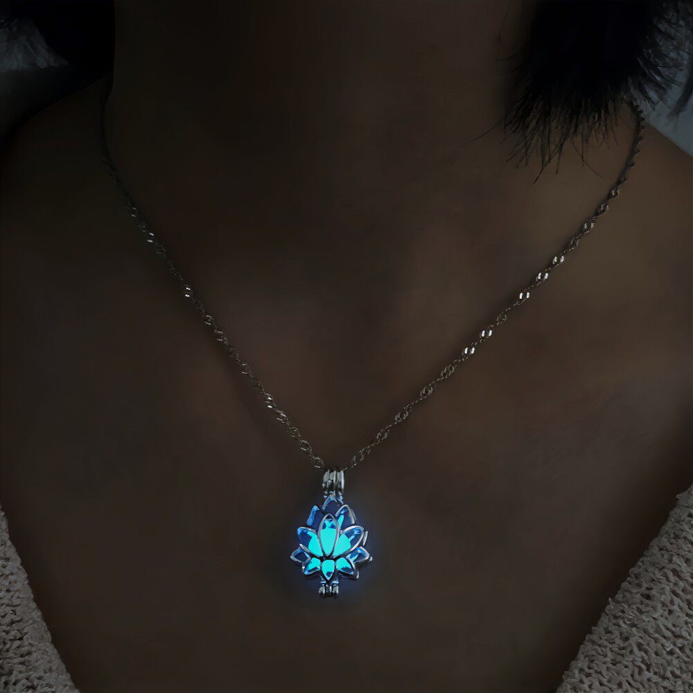 新款欧美流行莲花相盒夜光吊坠女时尚简约夜晚发光项链小饰品