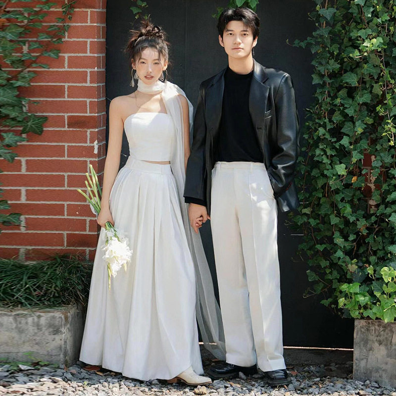 法式轻婚纱新娘订婚旅拍小白裙简约白色晚礼服缎面连衣裙小众晨袍