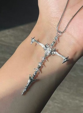 原创小众设计级感骸骨十字架吊坠女甜酷辣妹锁骨链项链暗黑饰品