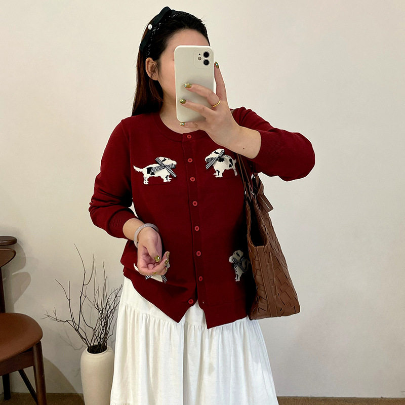大码女装气质圆领提花小狗毛衣2026春款胖mm宽松休闲针织开衫女潮