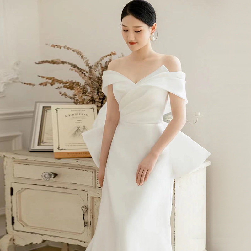 缎面轻婚纱法式赫本风一字肩出门纱2026新款秋季新娘敬酒礼服红色
