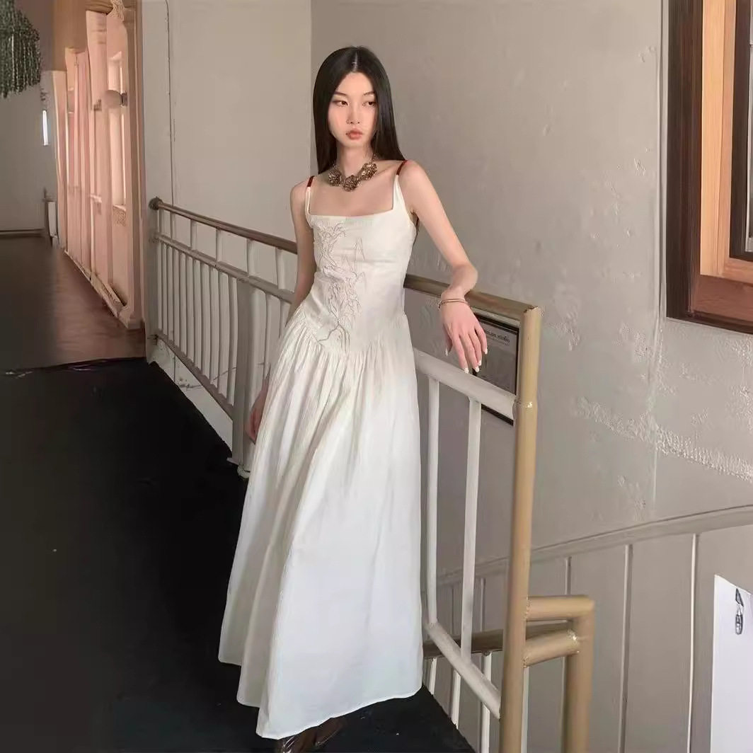 夏季百褶半身裙新中式刺绣棉质长款露背收腰显瘦吊带度假连衣裙女