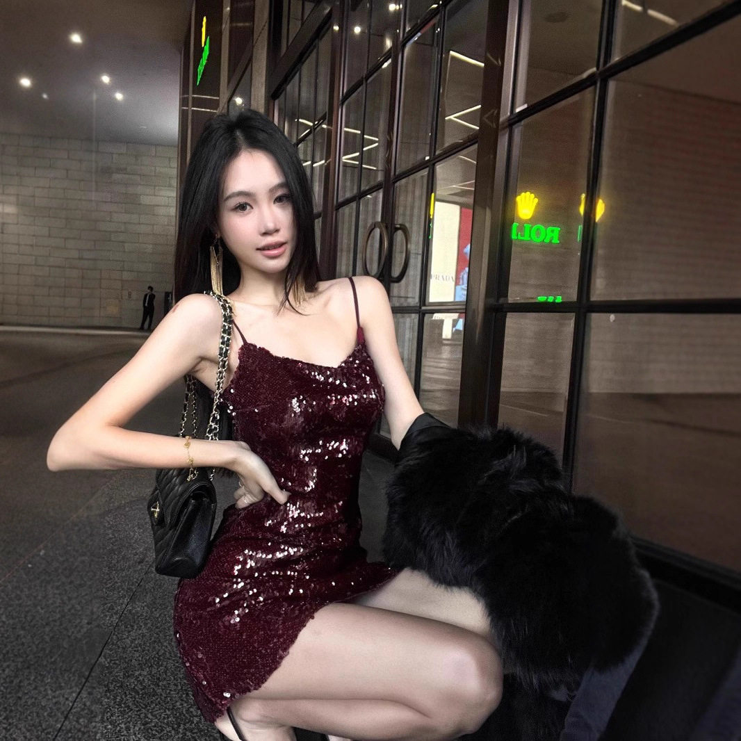 酒红色亮片吊带连衣裙女春季级感修身礼服短裙纯欲收腰包臀裙子