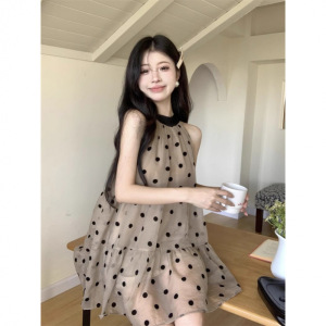 小个子波点洋气连衣裙女装夏季2026新款宽松挂脖法式海边度假短裙