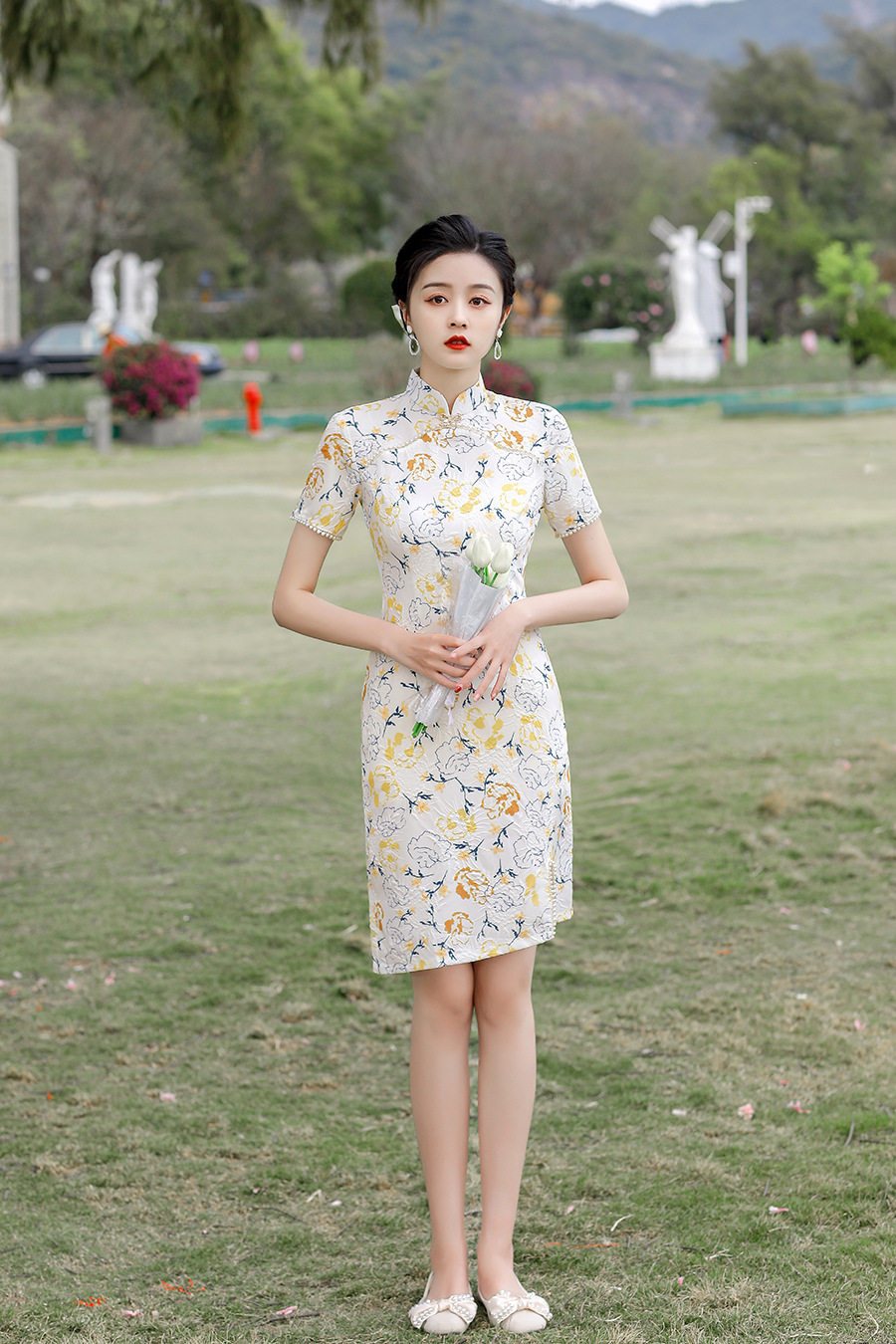 2026春夏新款气质时尚修身显瘦复古炸街珠带哑光提花短袖短款旗袍