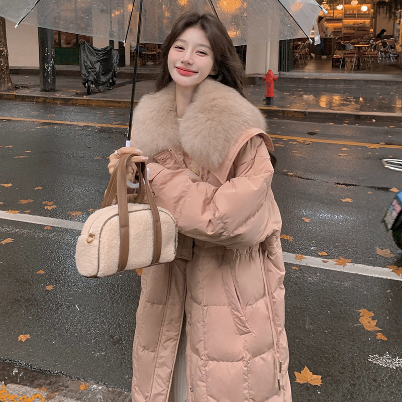 实拍级感宽松真毛领披肩白鸭绒羽绒服女冬新款长款过膝加厚外套