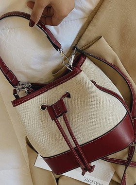 女包2023秋季新款欧美时尚包包斜跨包抽绳拼接帆布手提水桶包