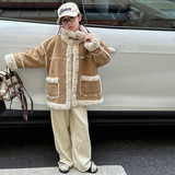 咖色皮毛一体外套+米杏加绒裤子