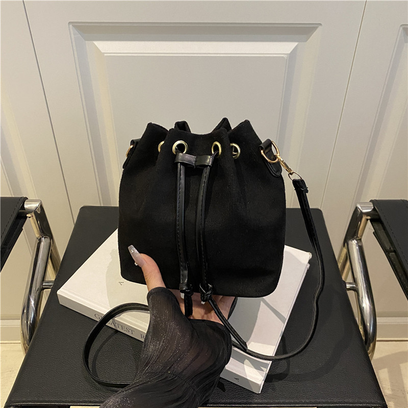 级感抽绳包包女2025新款时尚百搭手提肩包复古通勤斜挎水桶包